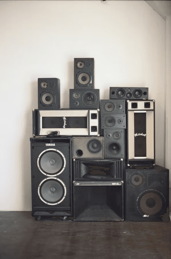 Стойка с акустикой